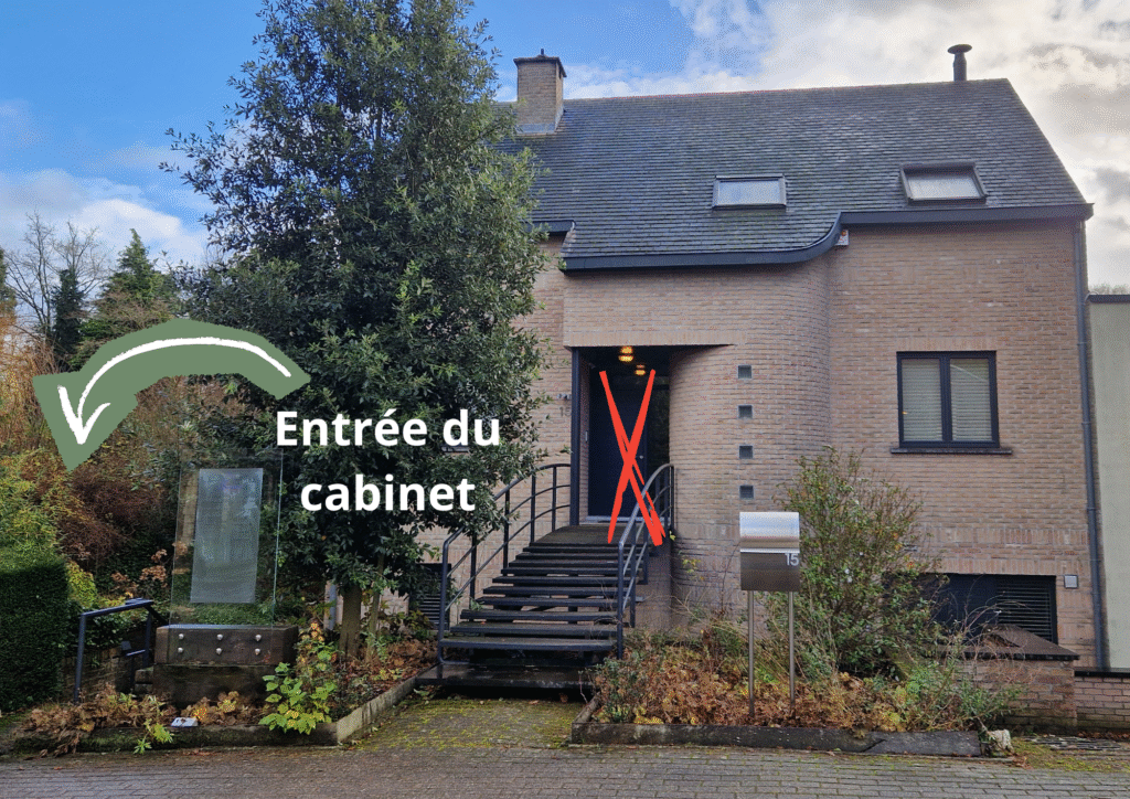 L'entrée du cabinet du docteur Tixhon se fait par la gauche du domicile.